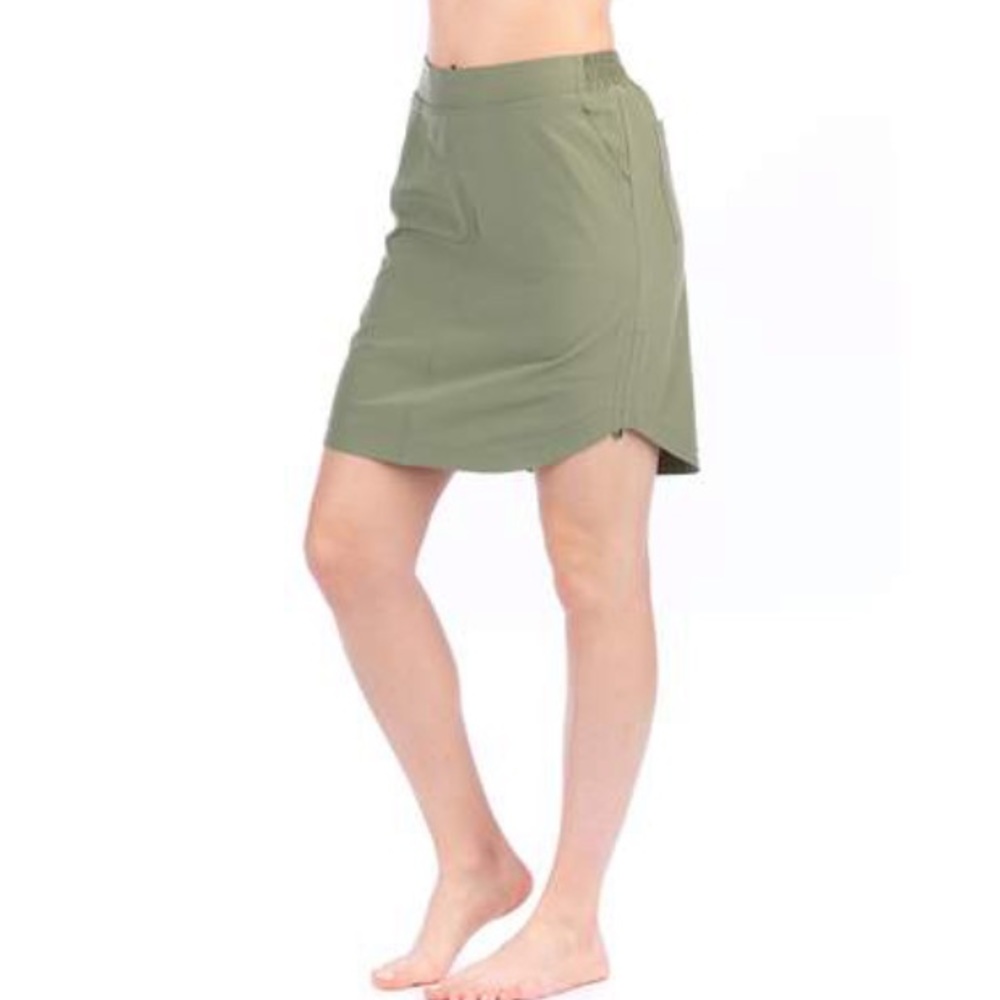 LIV Outdoor Quest Ruched Skort in Forest Green Sz S